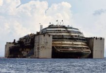 Fotografen simmade ut till vraket och bröt sig in. Nu får de förbjudna bilderna från skeppet en hel värld att fascineras.