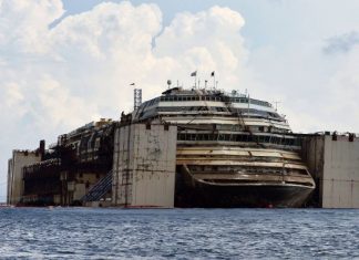 Fotografen simmade ut till vraket och bröt sig in. Nu får de förbjudna bilderna från skeppet en hel värld att fascineras.