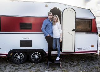 Han bestemte seg for å pusse opp den gamle campingvognen. Innsiden er nå fantastisk.