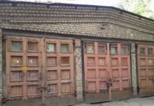 Einstøingen døde og etterlot seg en gammel garasje. Når dørene åpnes sjokkeres hele familien av det som skjuler seg på innsiden!