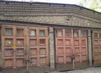 Einstøingen døde og etterlot seg en gammel garasje. Når dørene åpnes sjokkeres hele familien av det som skjuler seg på innsiden!