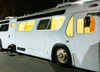 Ung kvinne kjøper rusten buss fra 60-tallet – se når hun åpner døra og viser mesterverket på 37 m²