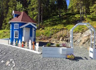 Denne familien har Mummihuset i hagen!