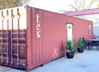 Folk rynker på nesen når han sier han bor i en container. Men vent til du ser INNSIDEN!